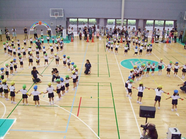 全園児（縦割りグループ）で行った「にじ」のおゆうぎ