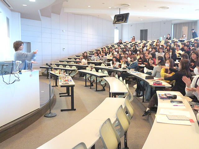 保育の現場経験からの実践的なお話しに熱心に耳を傾ける学生たち