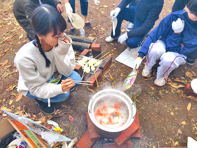 野外調理班。こちらは豚汁を作ったり・・・