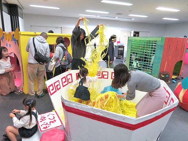 ダンボール制作展「巨人の大好物ラーメン」