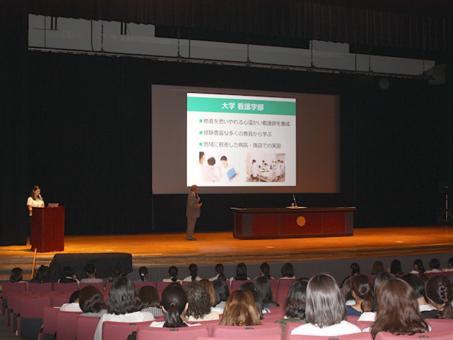 8月限定のプログラム。本学記念講堂にて光田督良学長より、駒女が大切にしている教育方針や学びの特色についてご紹介しました。